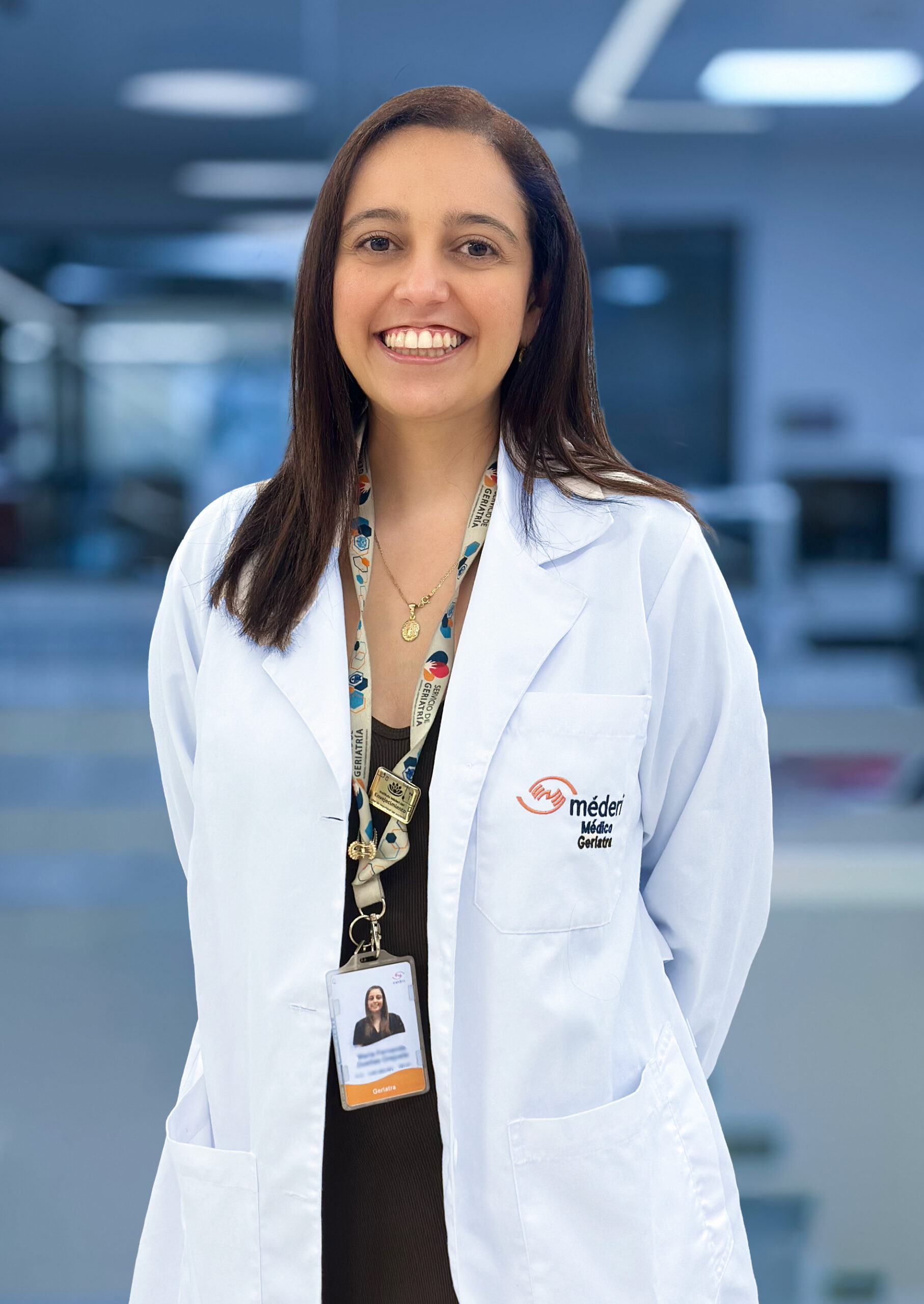 Fotografía oficial de la Dra. María Fernanda Dueñas Orejuela, médica geriatra y líder del Programa de Ortogeriatría en Méderi