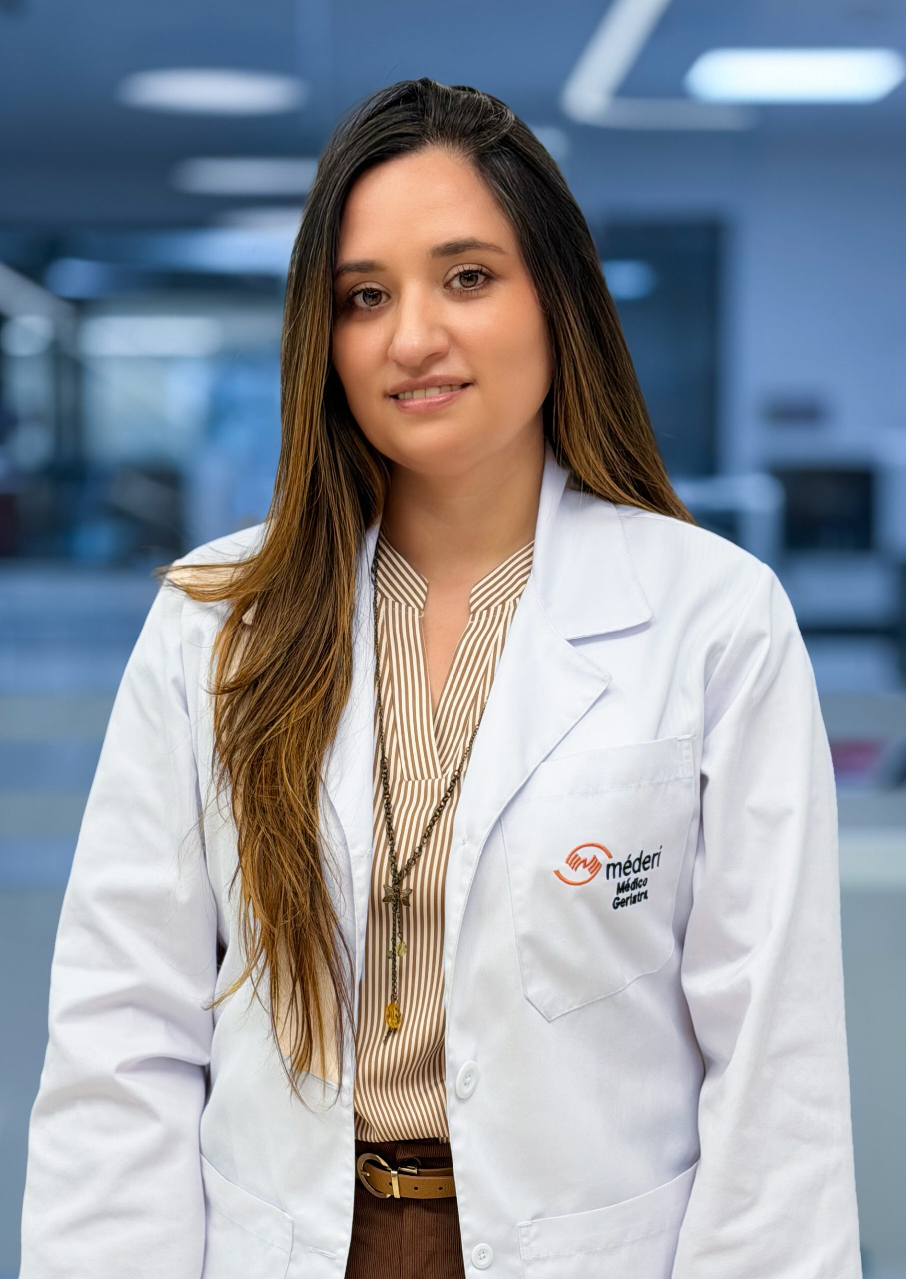 Fotografía oficial de la Dra. Yoly Alejandra Ibarra Chacón, médica geriatra y líder del programa perioperatorio en Méderi